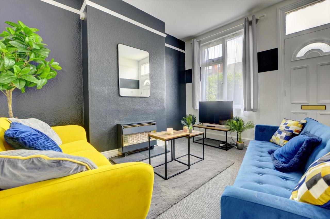 Cheerful 2 Bedroom Home, Sleeps 5 Guest Comfy, 1x Double Bed, 3x Single Beds, Free Parking, Free Wifi, Suitable For Business, Leisure Guest,coventry, Midlands *