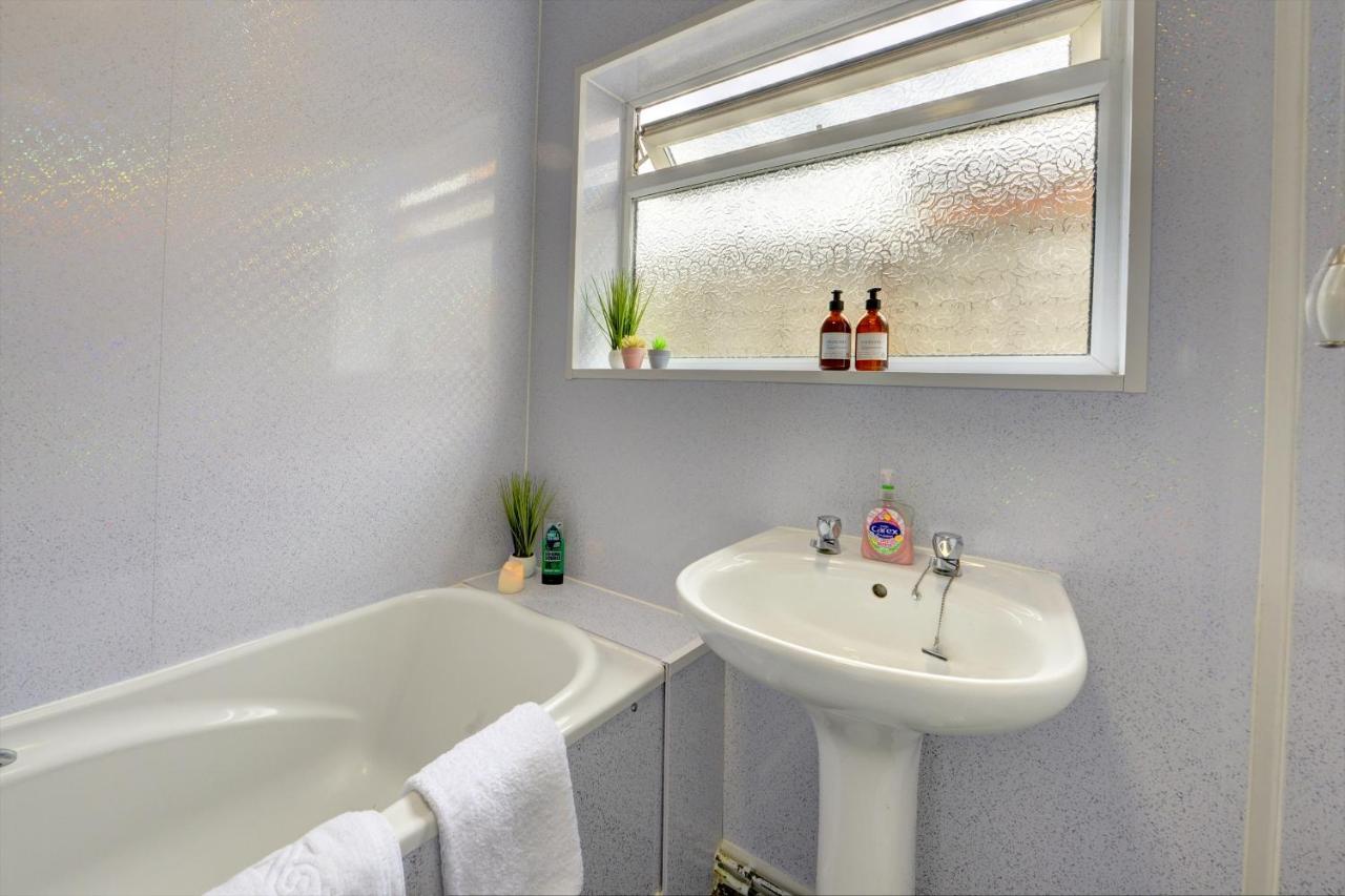 Cheerful 2 Bedroom Home, Sleeps 5 Guest Comfy, 1x Double Bed, 3x Single Beds, Free Parking, Free Wifi, Suitable For Business, Leisure Guest,coventry, Midlands Сasa de vacaciones *