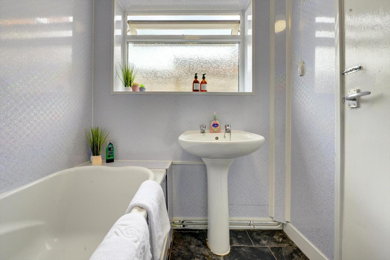 Cheerful 2 Bedroom Home, Sleeps 5 Guest Comfy, 1x Double Bed, 3x Single Beds, Free Parking, Free Wifi, Suitable For Business, Leisure Guest,coventry, Midlands Coventry