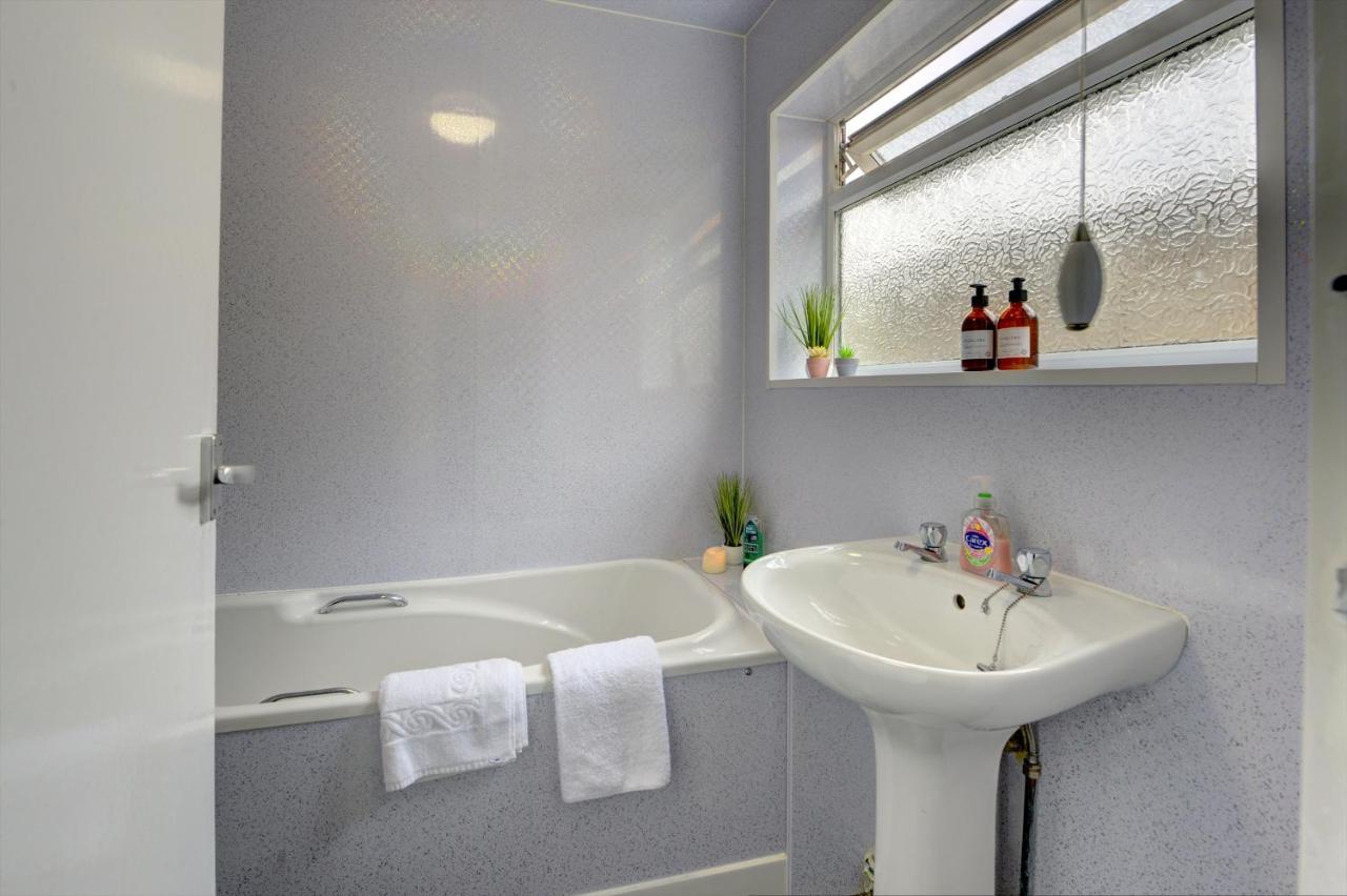 Сasa de vacaciones Cheerful 2 Bedroom Home, Sleeps 5 Guest Comfy, 1x Double Bed, 3x Single Beds, Free Parking, Free Wifi, Suitable For Business, Leisure Guest,coventry, Midlands *