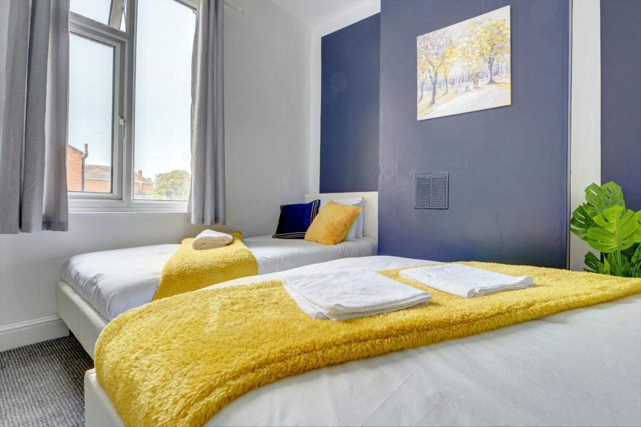 Cheerful 2 Bedroom Home, Sleeps 5 Guest Comfy, 1x Double Bed, 3x Single Beds, Free Parking, Free Wifi, Suitable For Business, Leisure Guest,coventry, Midlands Сasa de vacaciones *
