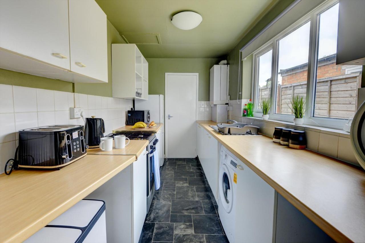 Cheerful 2 Bedroom Home, Sleeps 5 Guest Comfy, 1x Double Bed, 3x Single Beds, Free Parking, Free Wifi, Suitable For Business, Leisure Guest,coventry, Midlands *