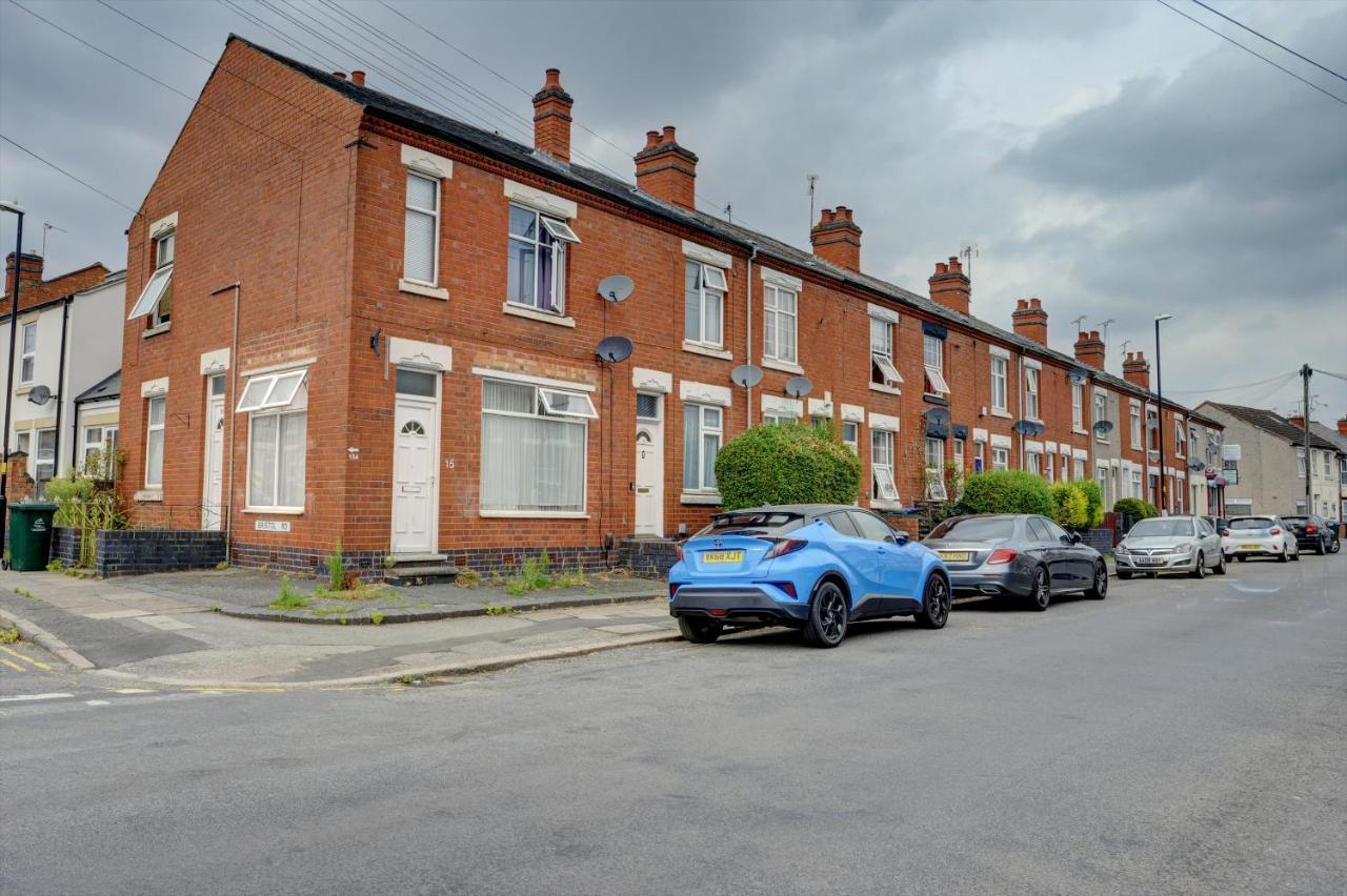 Сasa de vacaciones Cheerful 2 Bedroom Home, Sleeps 5 Guest Comfy, 1x Double Bed, 3x Single Beds, Free Parking, Free Wifi, Suitable For Business, Leisure Guest,coventry, Midlands *